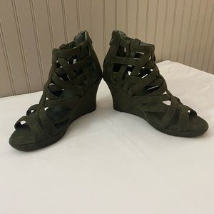Top Moda strapped olive green suede wedges size8